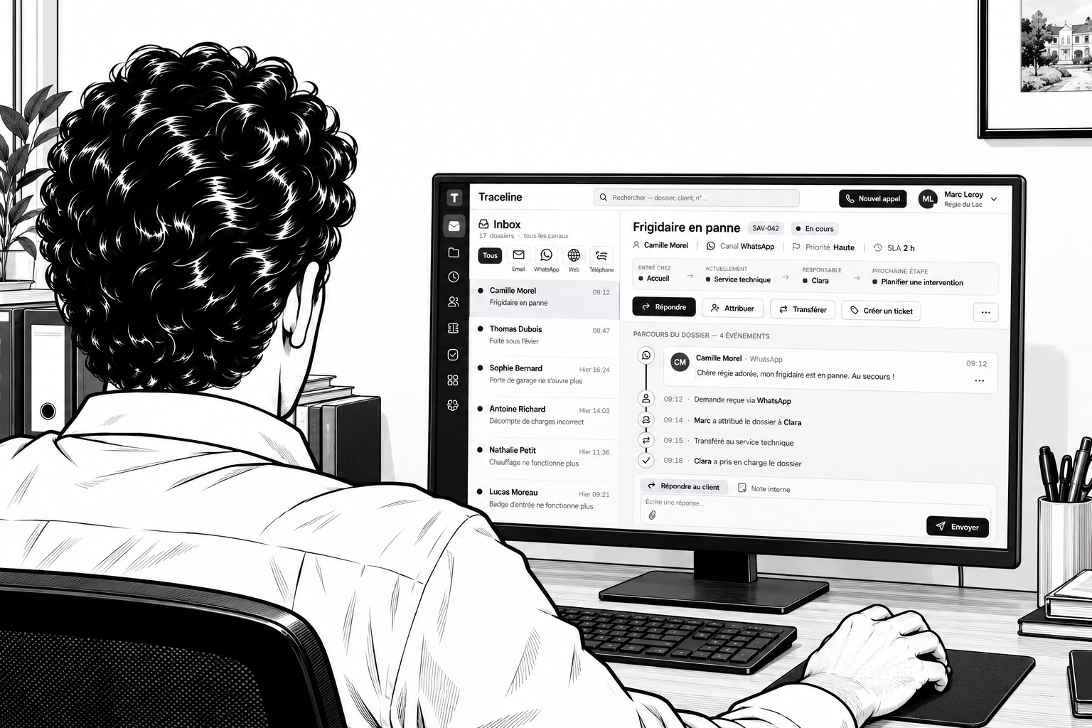 Vue derrière l’épaule de Marc, assis à un poste de travail aux proportions réalistes : son écran Traceline affiche une boîte de réception multicanale avec e-mails, WhatsApp, demandes du site internet et appels téléphoniques. La demande de Camille est sélectionnée, son message reste visible et Marc attribue le dossier à Clara.